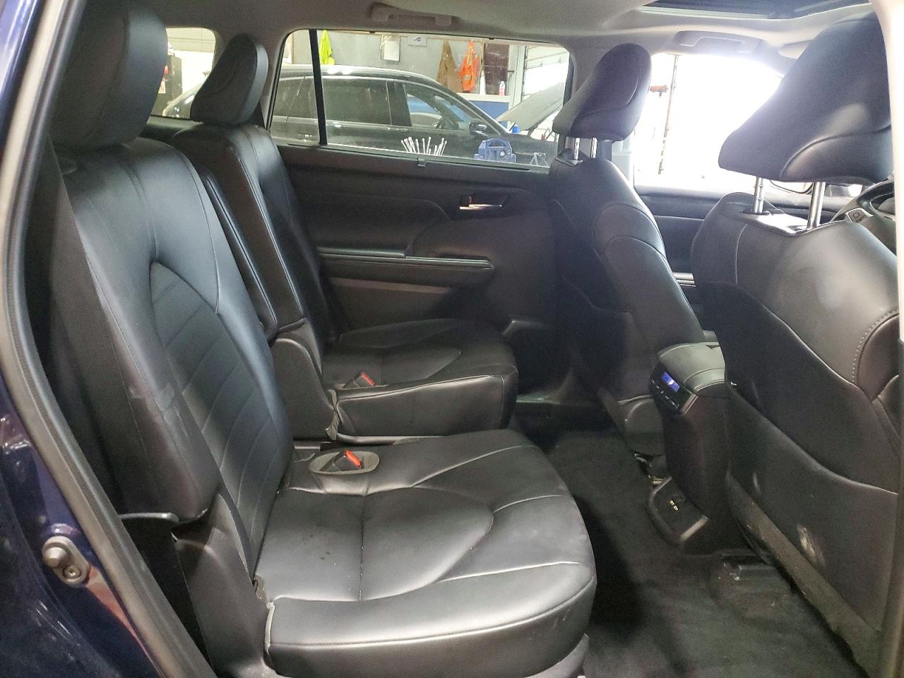 2021 TOYOTA HIGHLANDER XLE photo 11