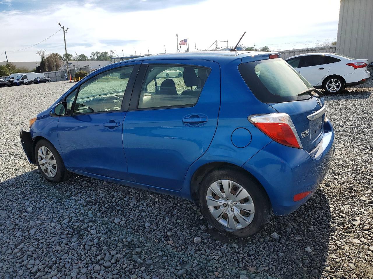 2014 TOYOTA YARIS photo 2