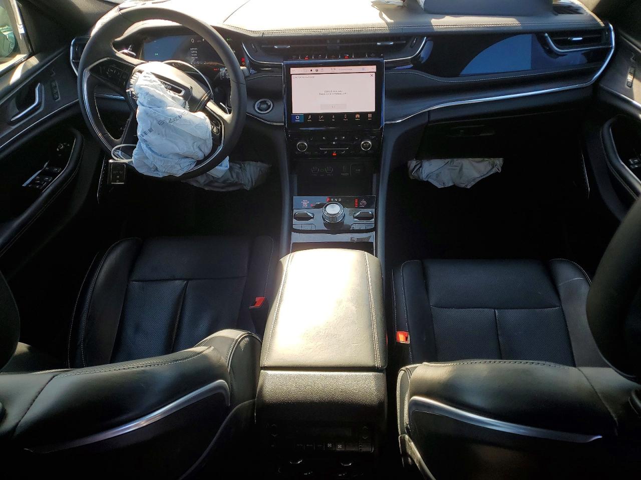 2023 JEEP GRAND CHEROKEE OVERLAND 4XE photo 8
