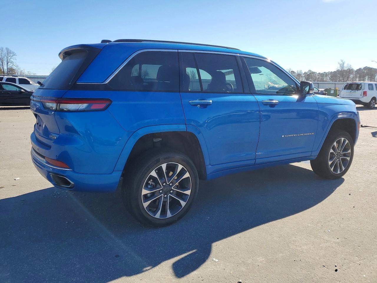 2023 JEEP GRAND CHEROKEE OVERLAND 4XE photo 3