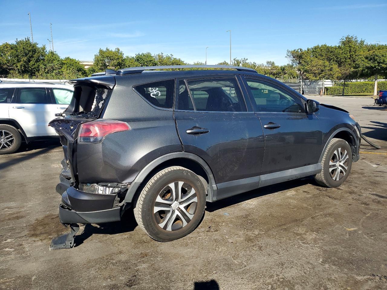 2018 TOYOTA RAV4 LE photo 3