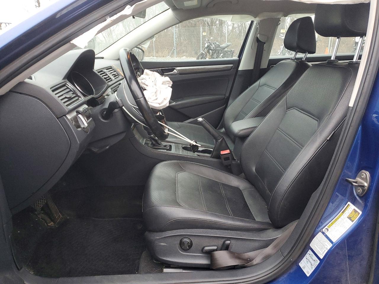 2017 VOLKSWAGEN PASSAT SE photo 7