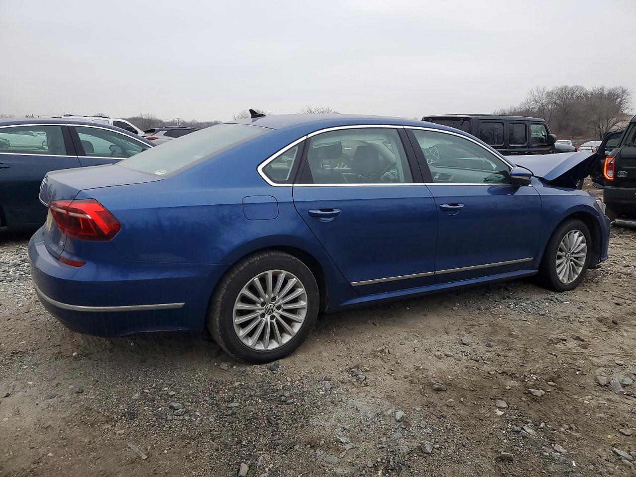 2017 VOLKSWAGEN PASSAT SE photo 3