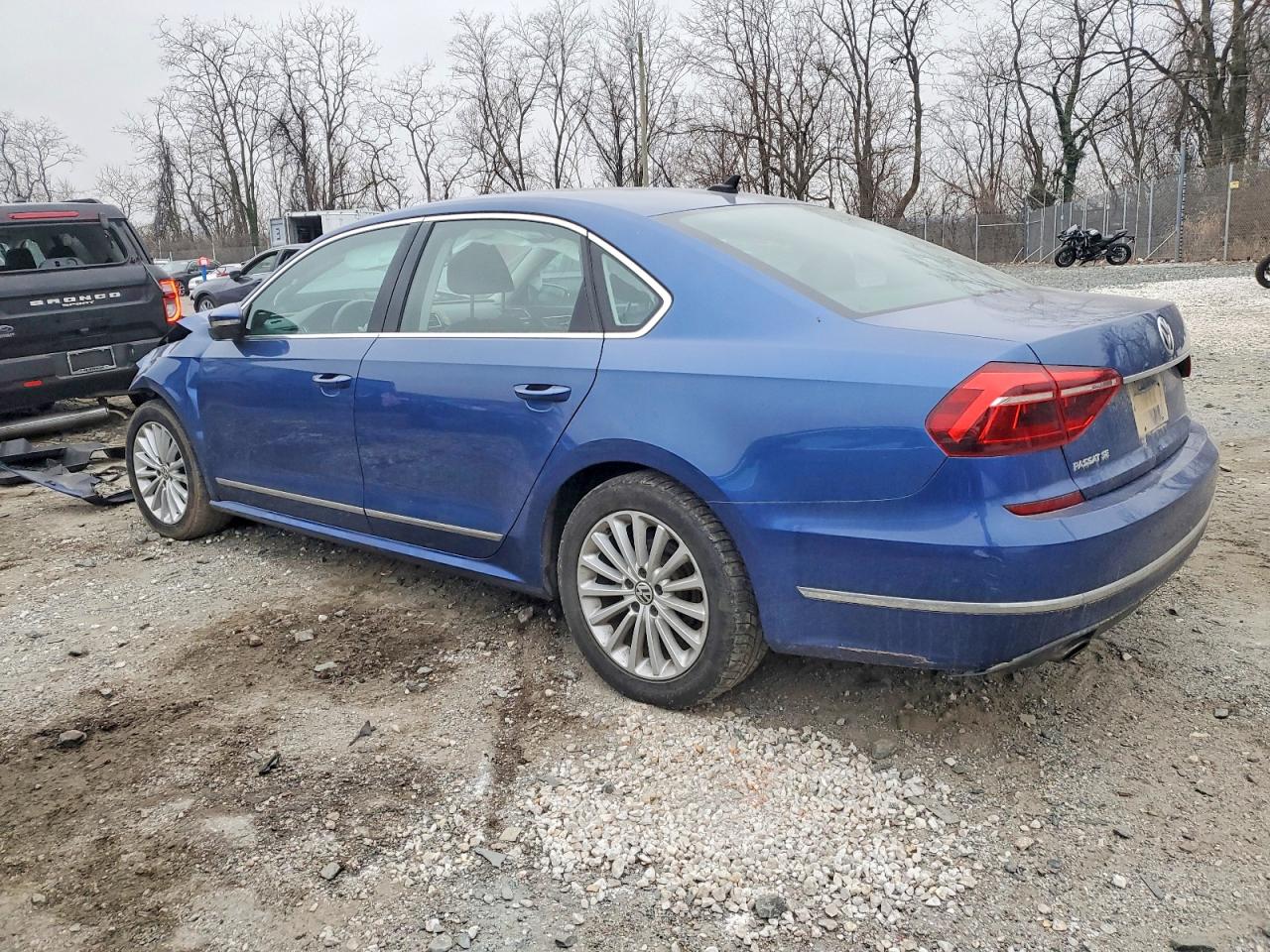 2017 VOLKSWAGEN PASSAT SE photo 2