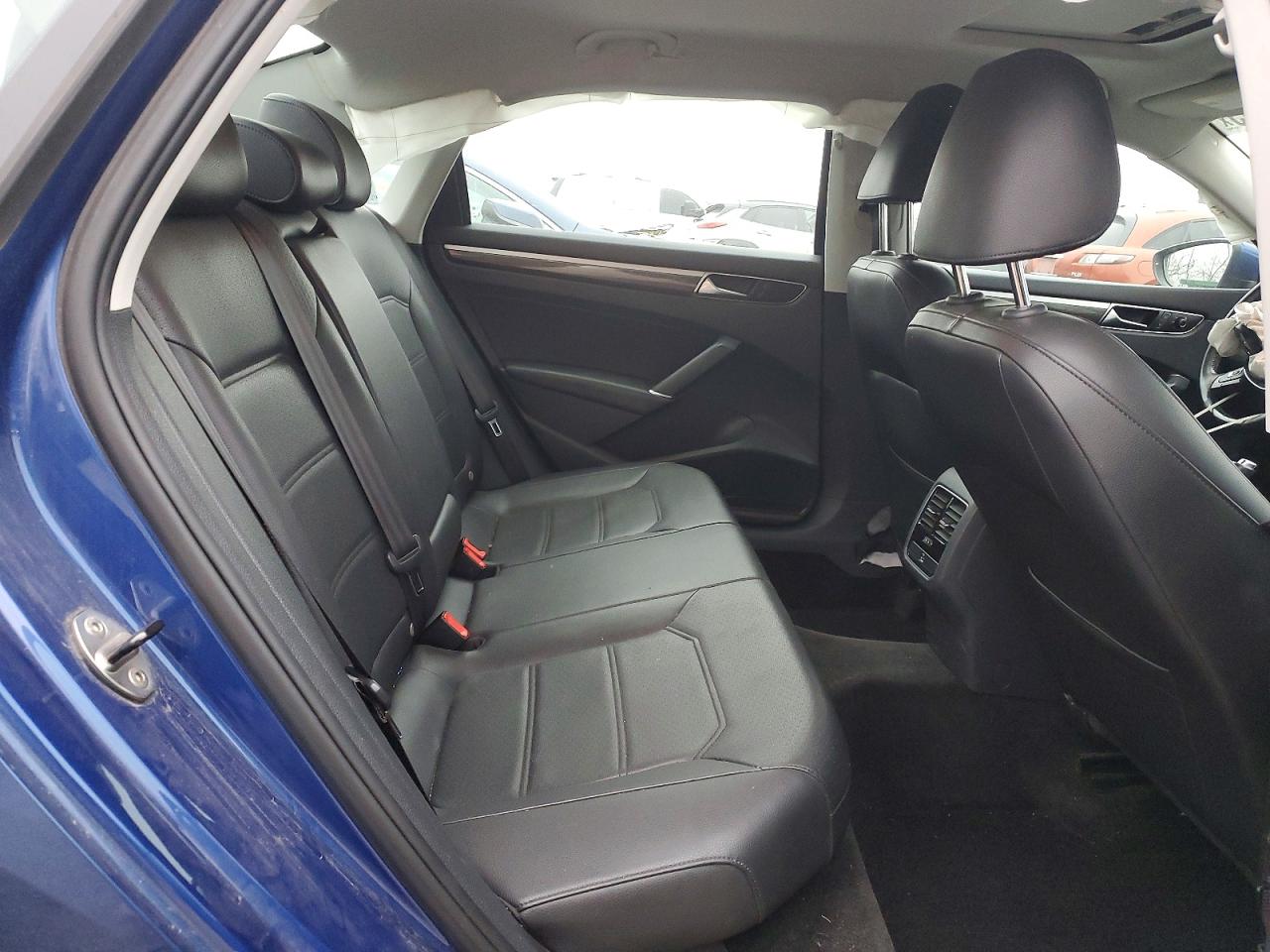 2017 VOLKSWAGEN PASSAT SE photo 10