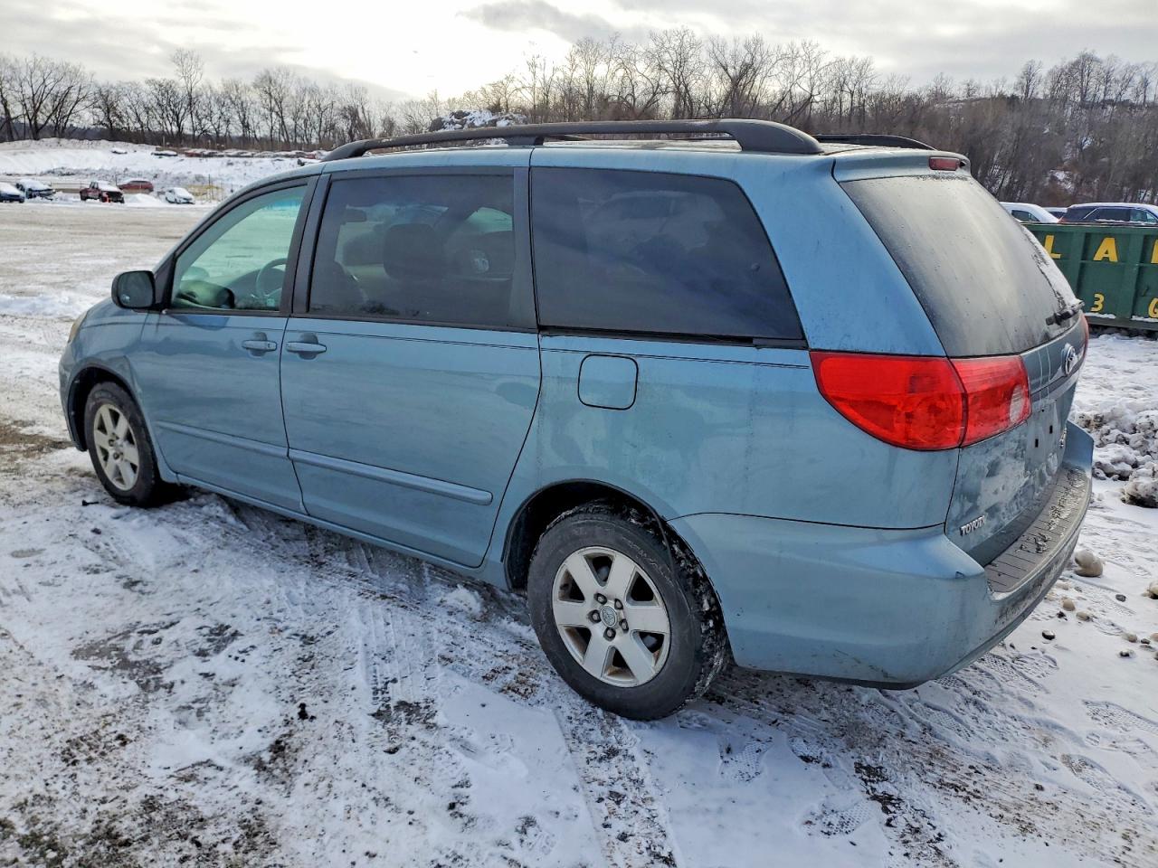 2009 TOYOTA SIENNA CE photo 2