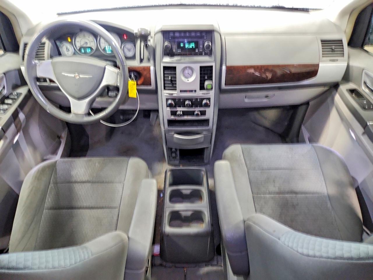 2010 CHRYSLER TOWN & COUNTRY TOURING photo 8