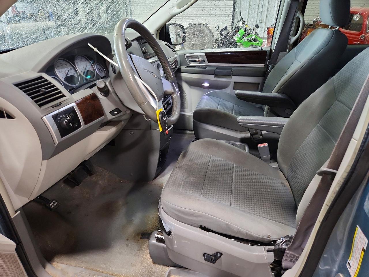2010 CHRYSLER TOWN & COUNTRY TOURING photo 7