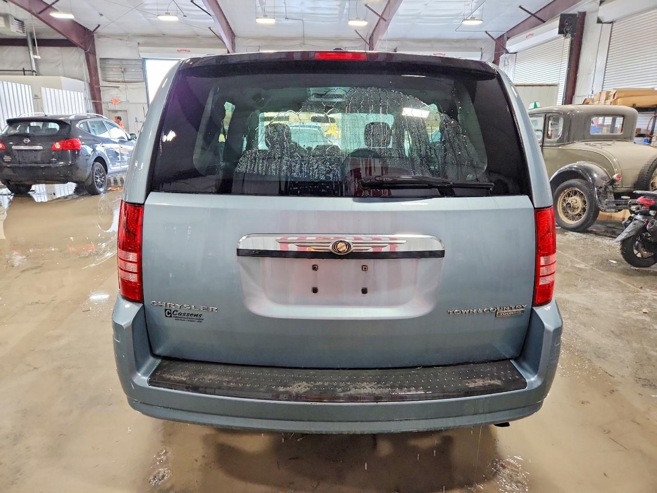 2010 CHRYSLER TOWN & COUNTRY TOURING photo 6
