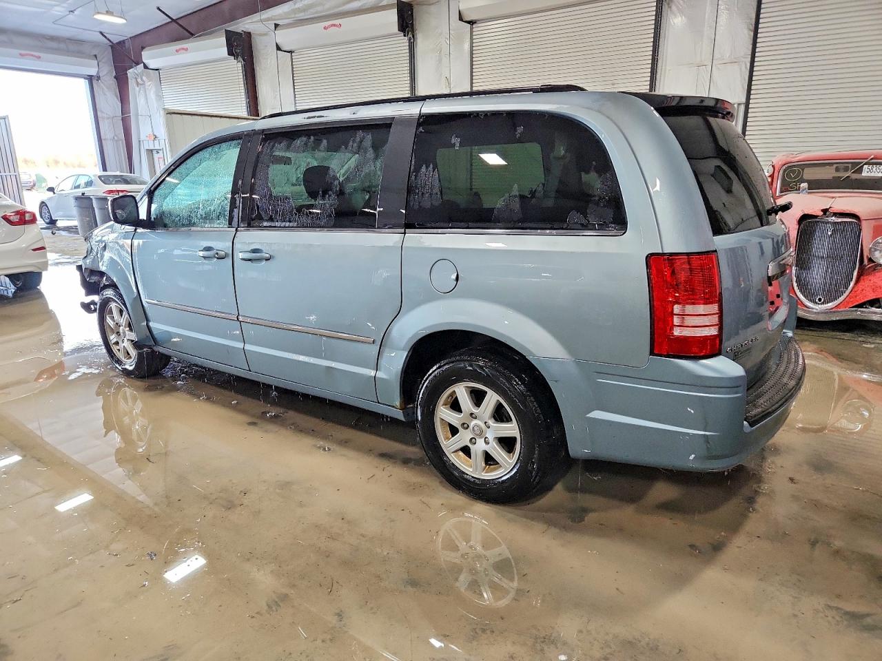 2010 CHRYSLER TOWN & COUNTRY TOURING photo 2
