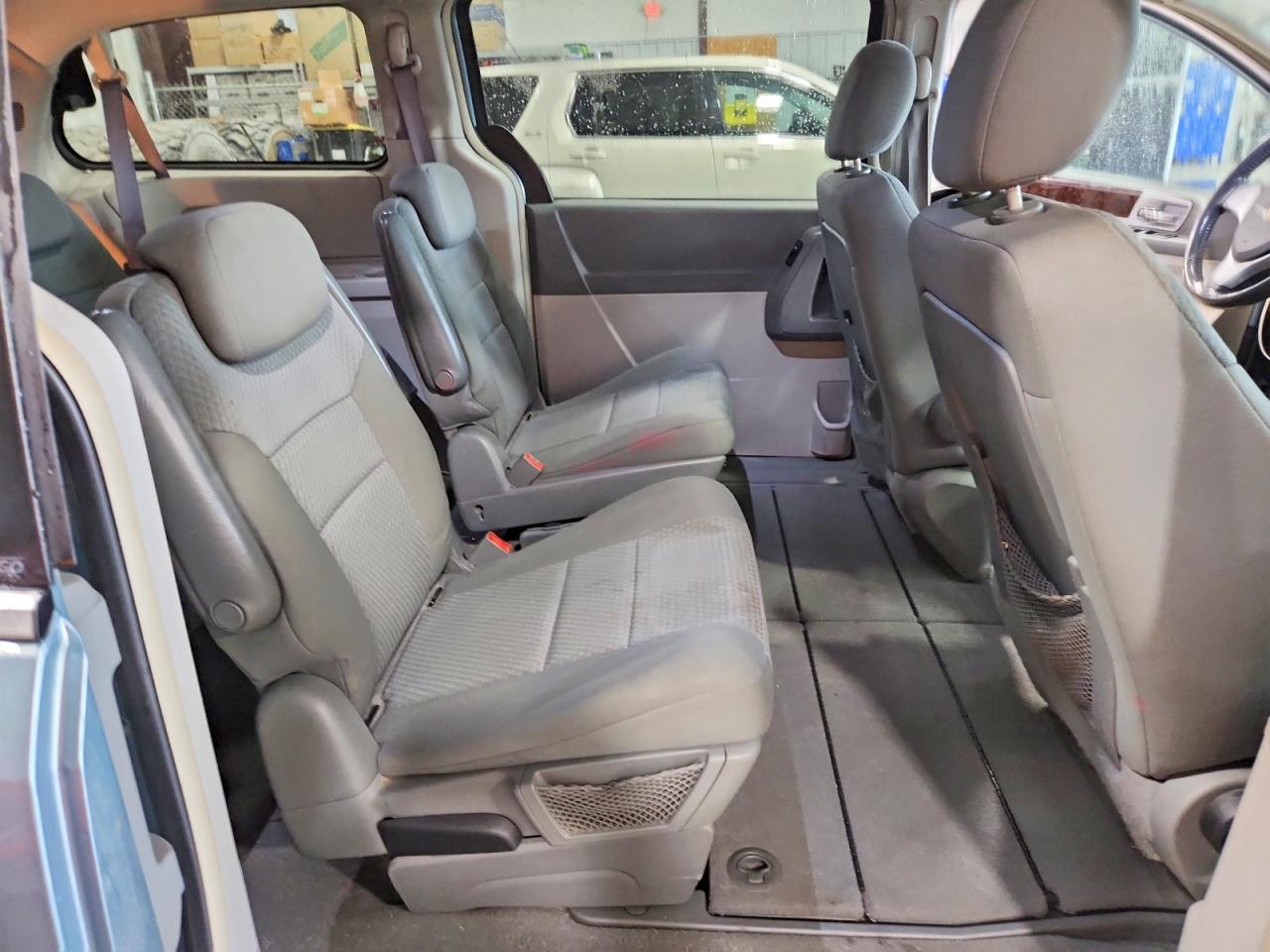 2010 CHRYSLER TOWN & COUNTRY TOURING photo 11