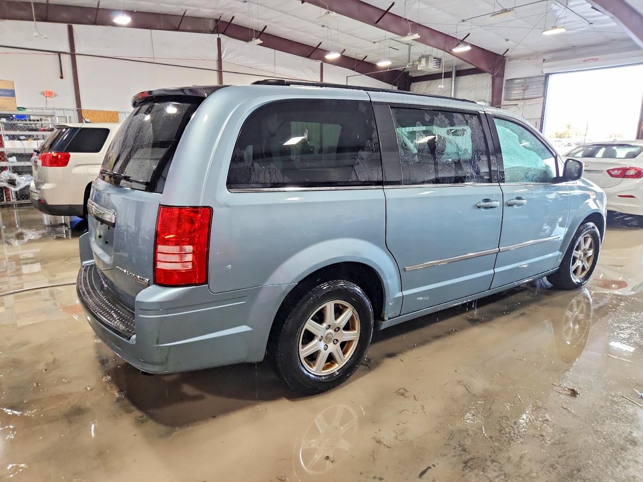 2010 CHRYSLER TOWN & COUNTRY TOURING photo 3