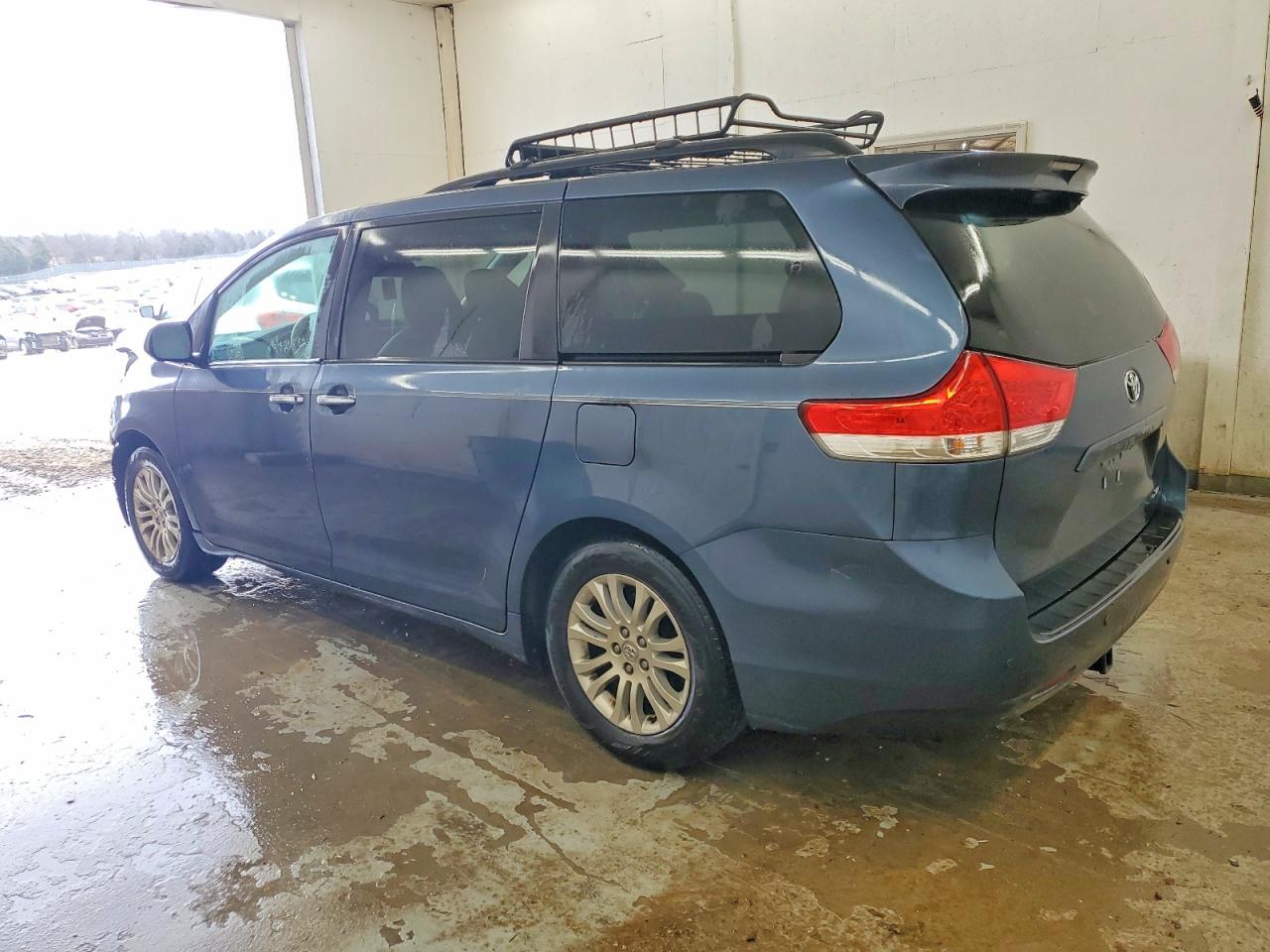 2013 TOYOTA SIENNA XLE photo 2
