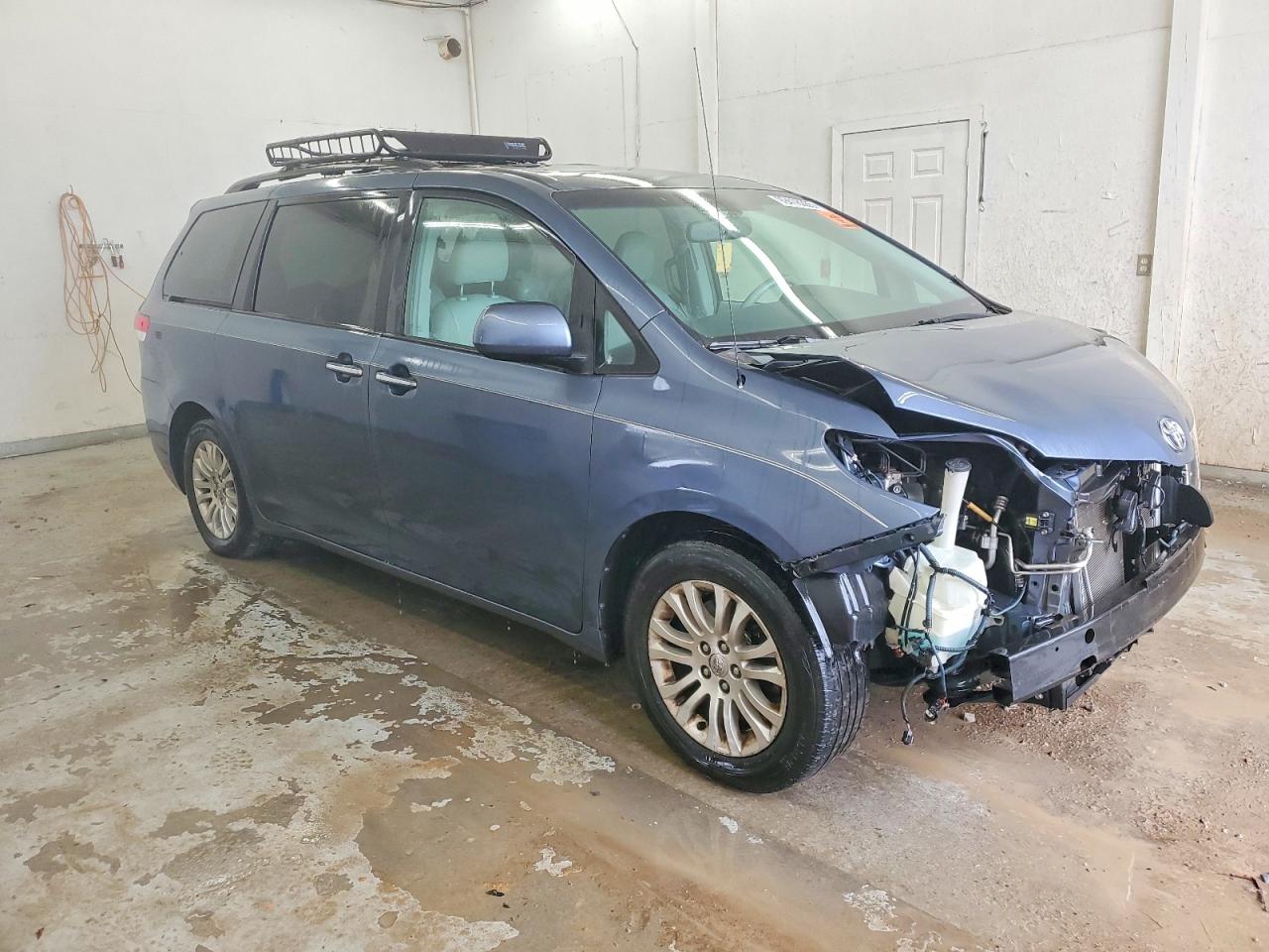 2013 TOYOTA SIENNA XLE photo 4
