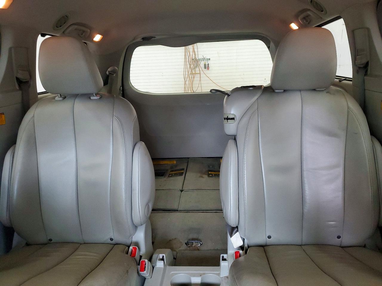 2013 TOYOTA SIENNA XLE photo 10