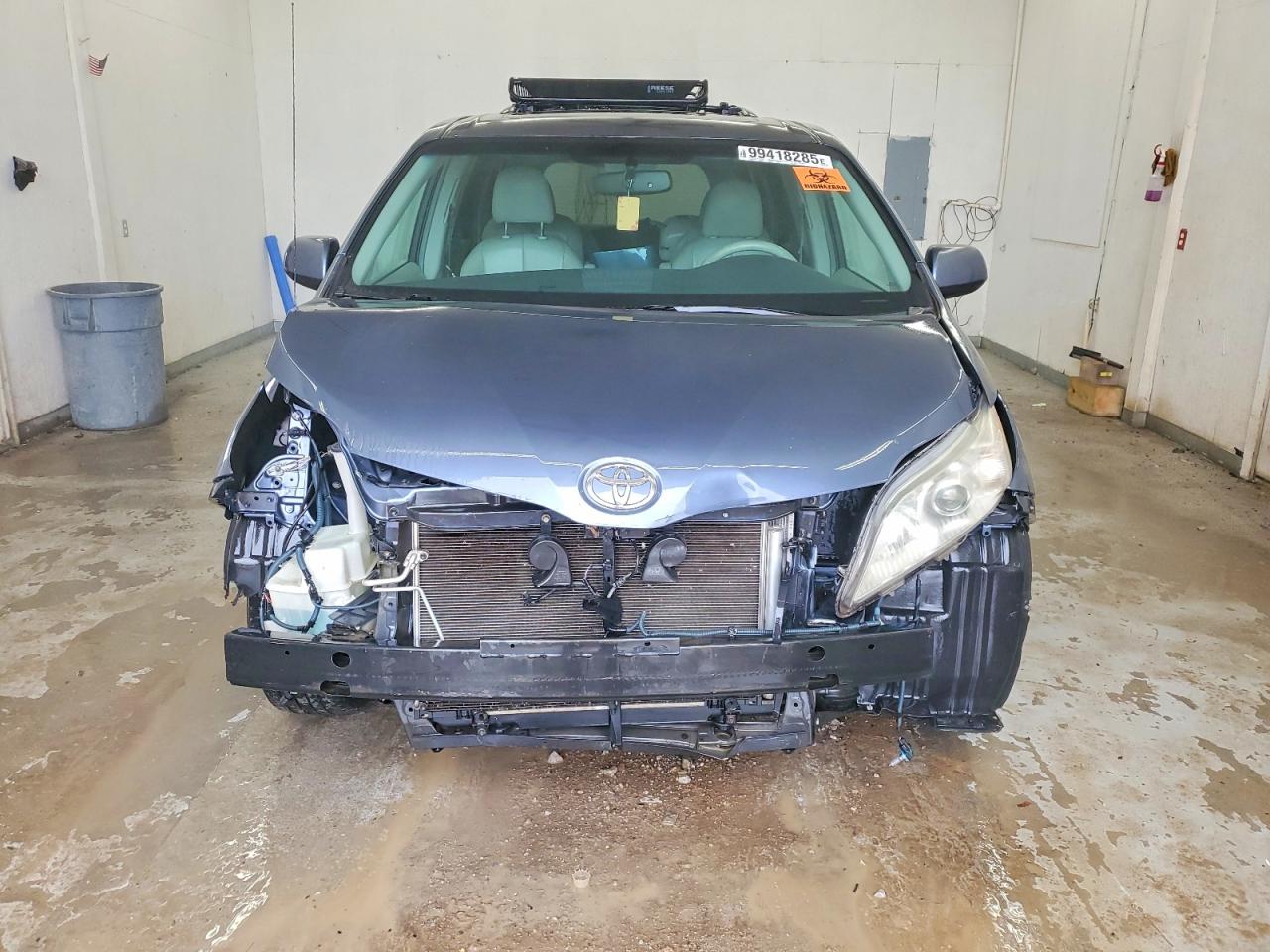 2013 TOYOTA SIENNA XLE photo 5