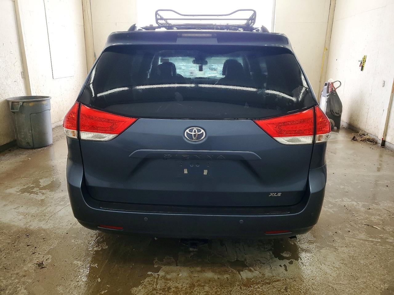 2013 TOYOTA SIENNA XLE photo 6