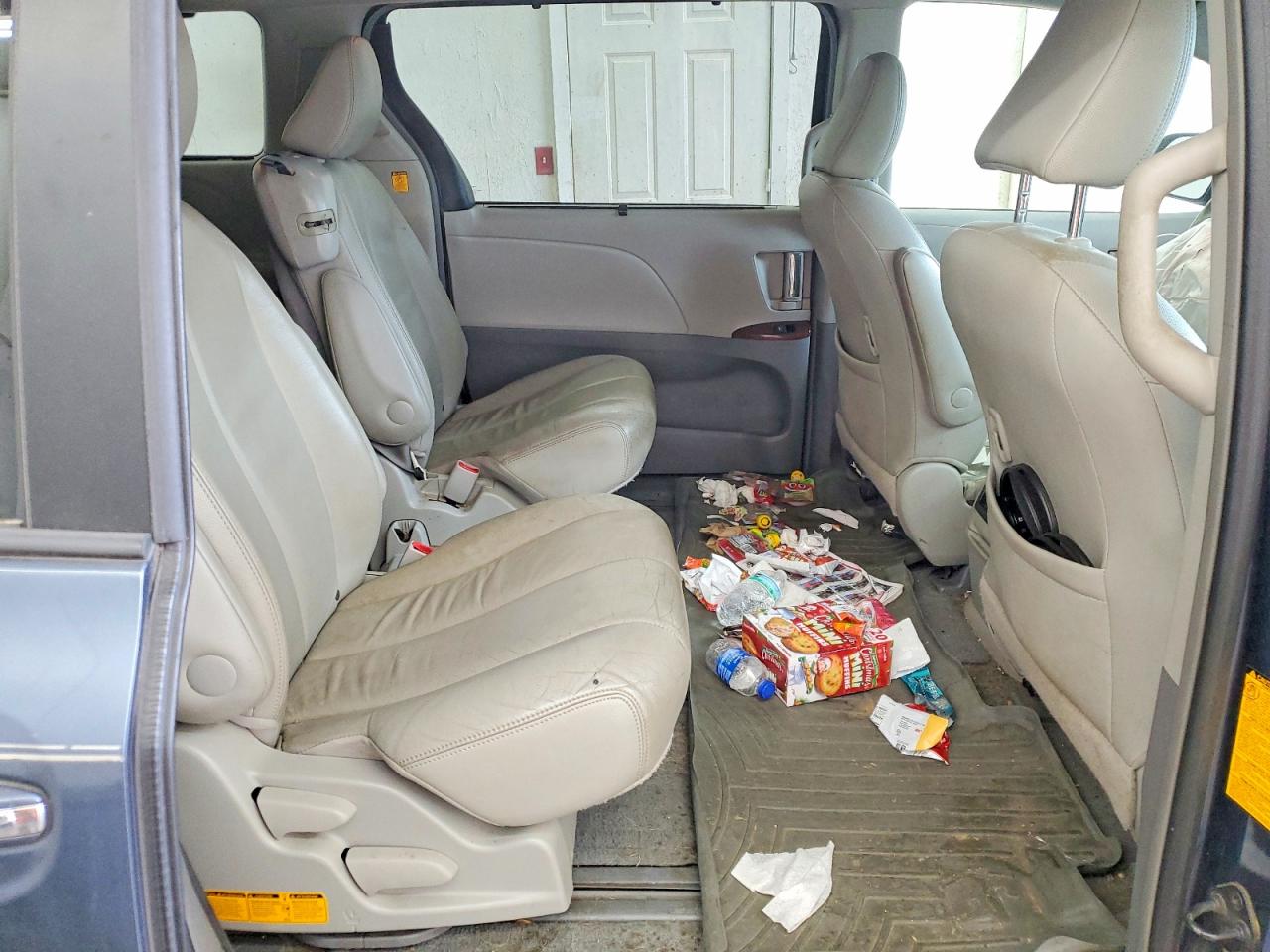2013 TOYOTA SIENNA XLE photo 11