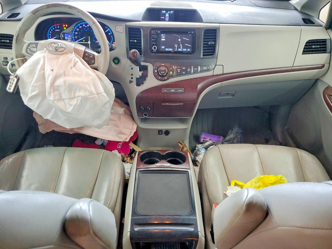 2013 TOYOTA SIENNA XLE photo 8
