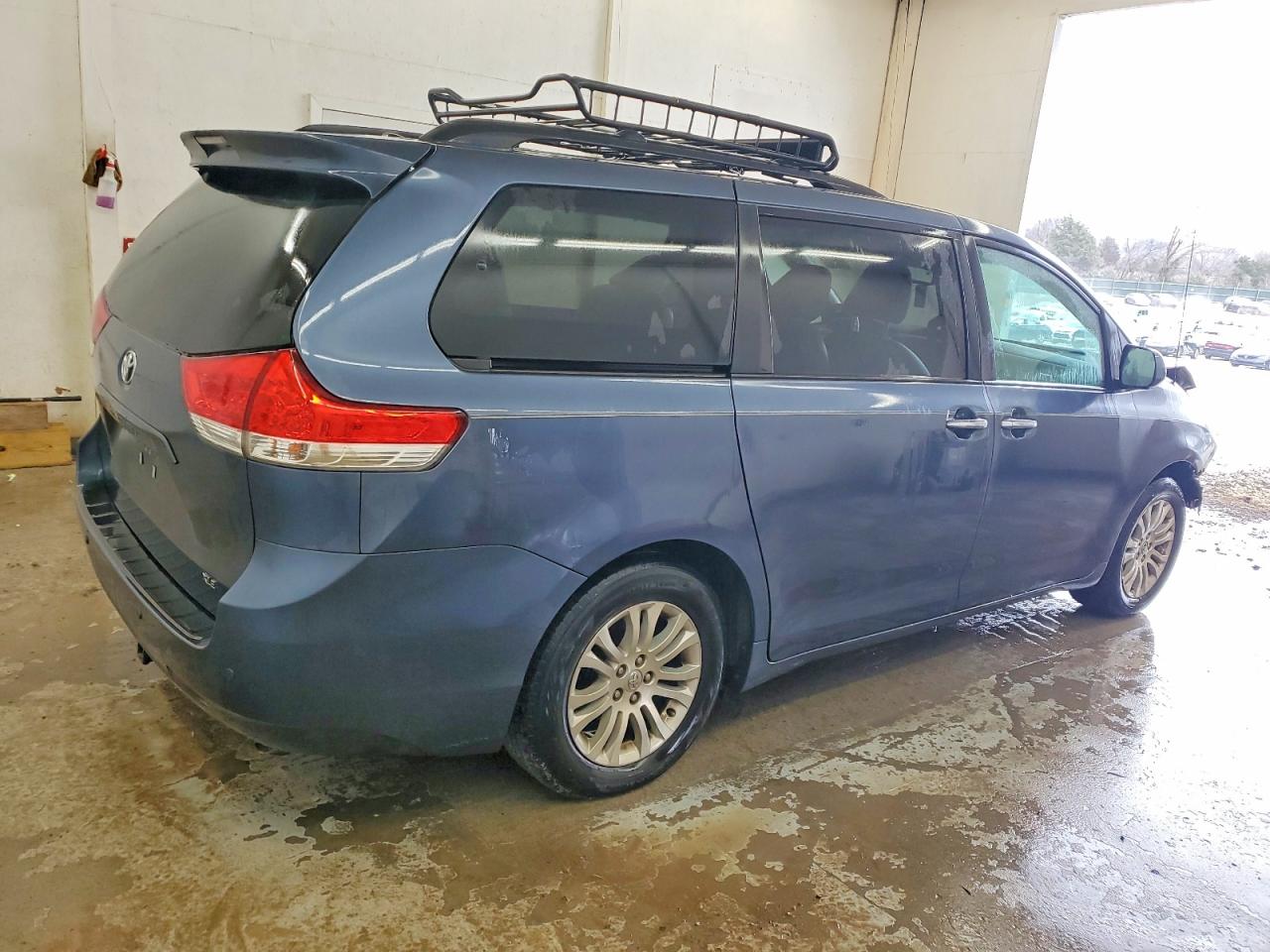 2013 TOYOTA SIENNA XLE photo 3