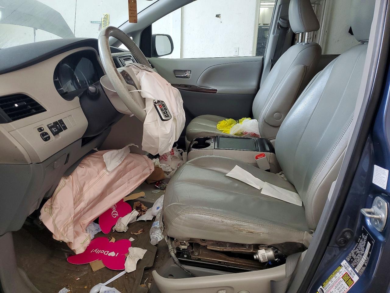 2013 TOYOTA SIENNA XLE photo 7