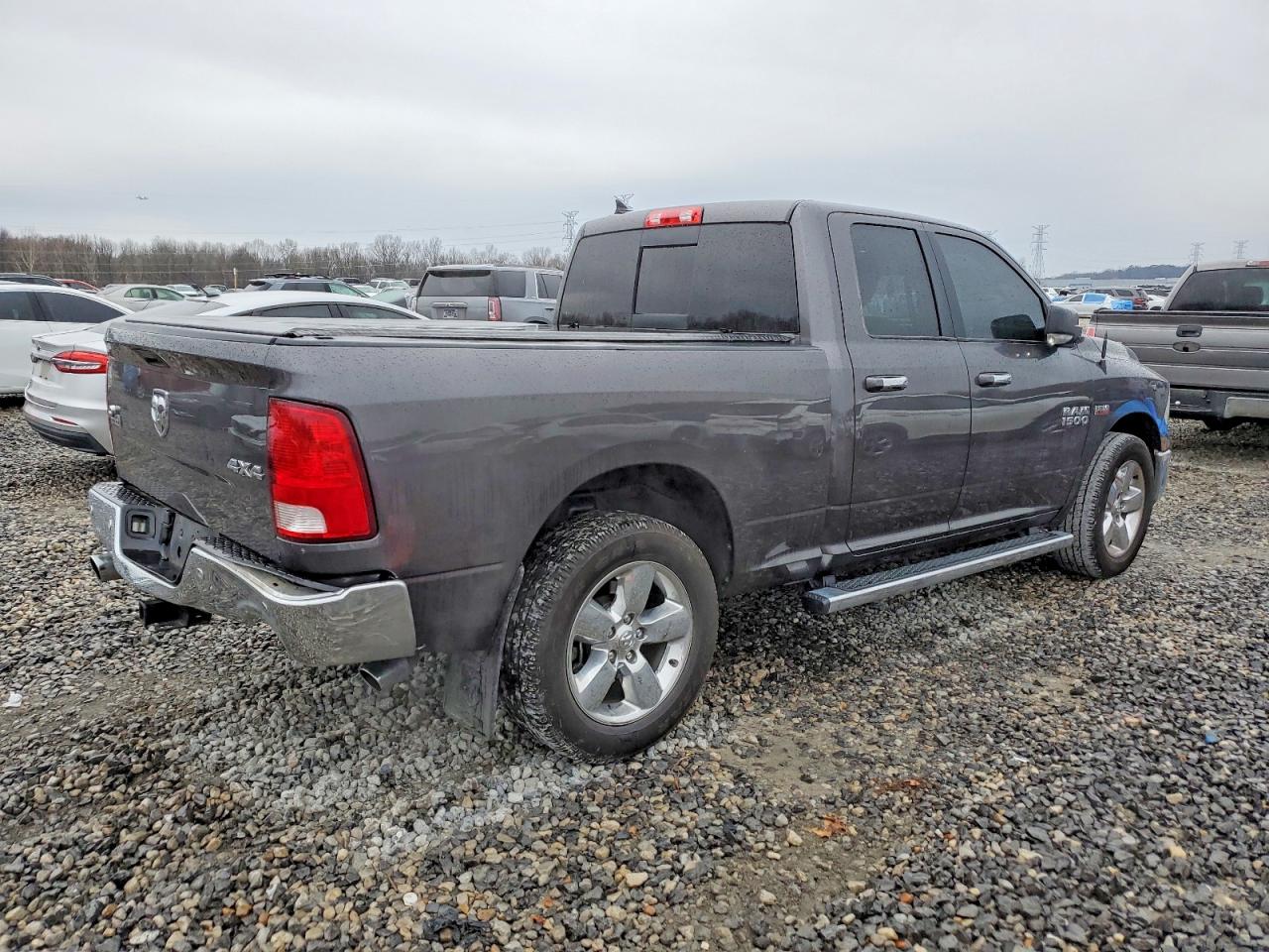 2017 RAM 1500 SLT photo 3