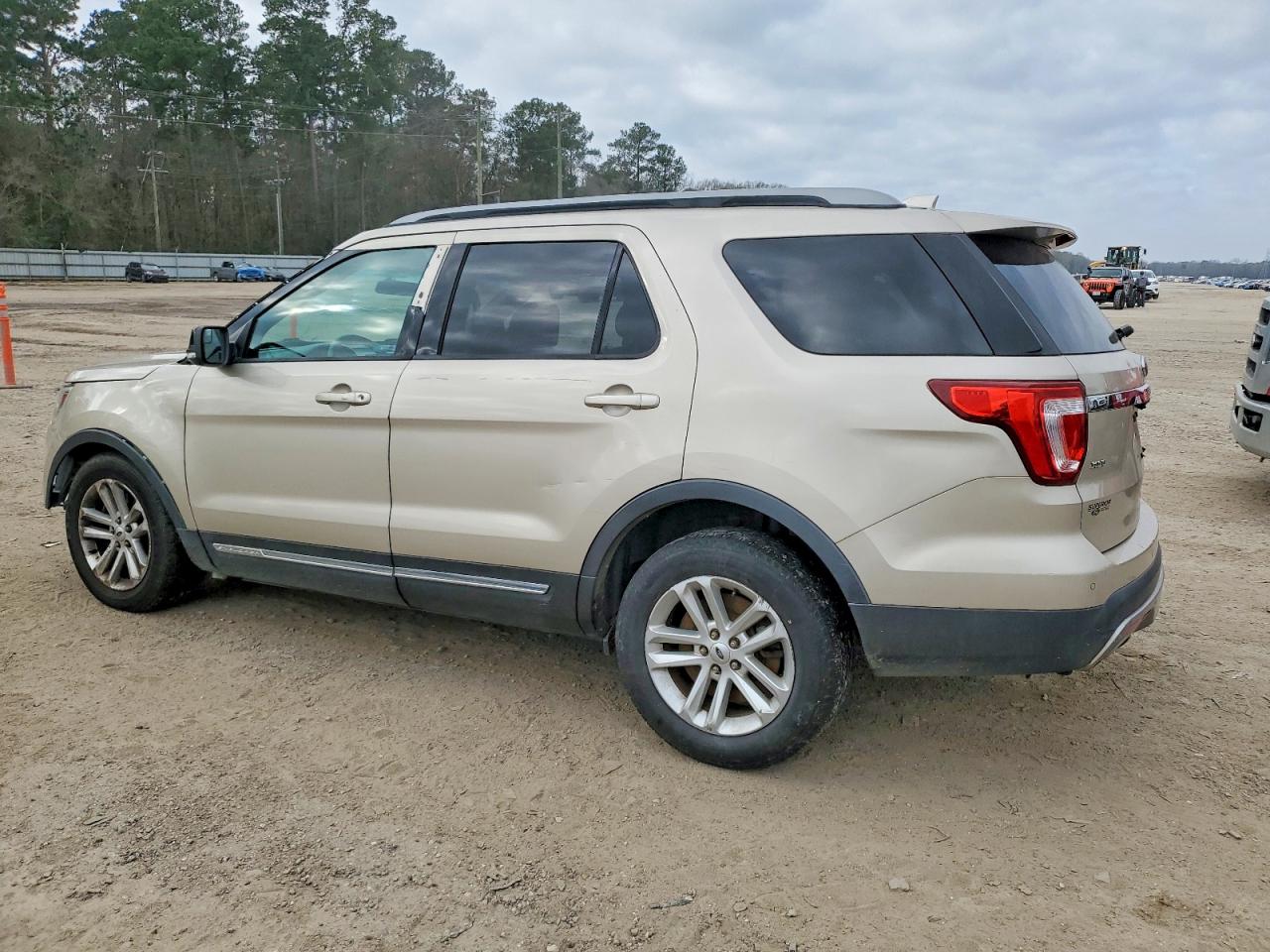 2017 FORD EXPLORER XLT photo 2