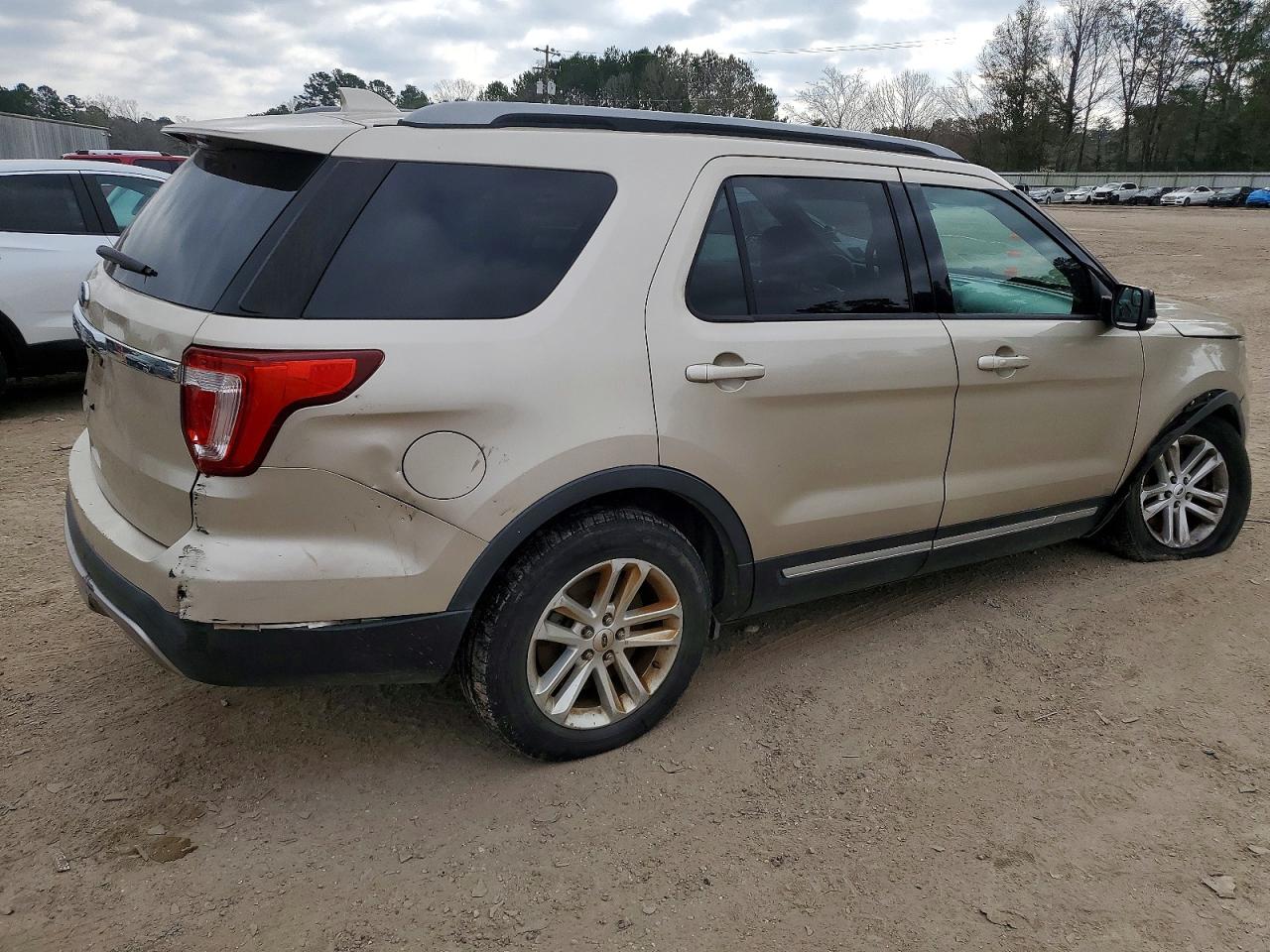 2017 FORD EXPLORER XLT photo 3