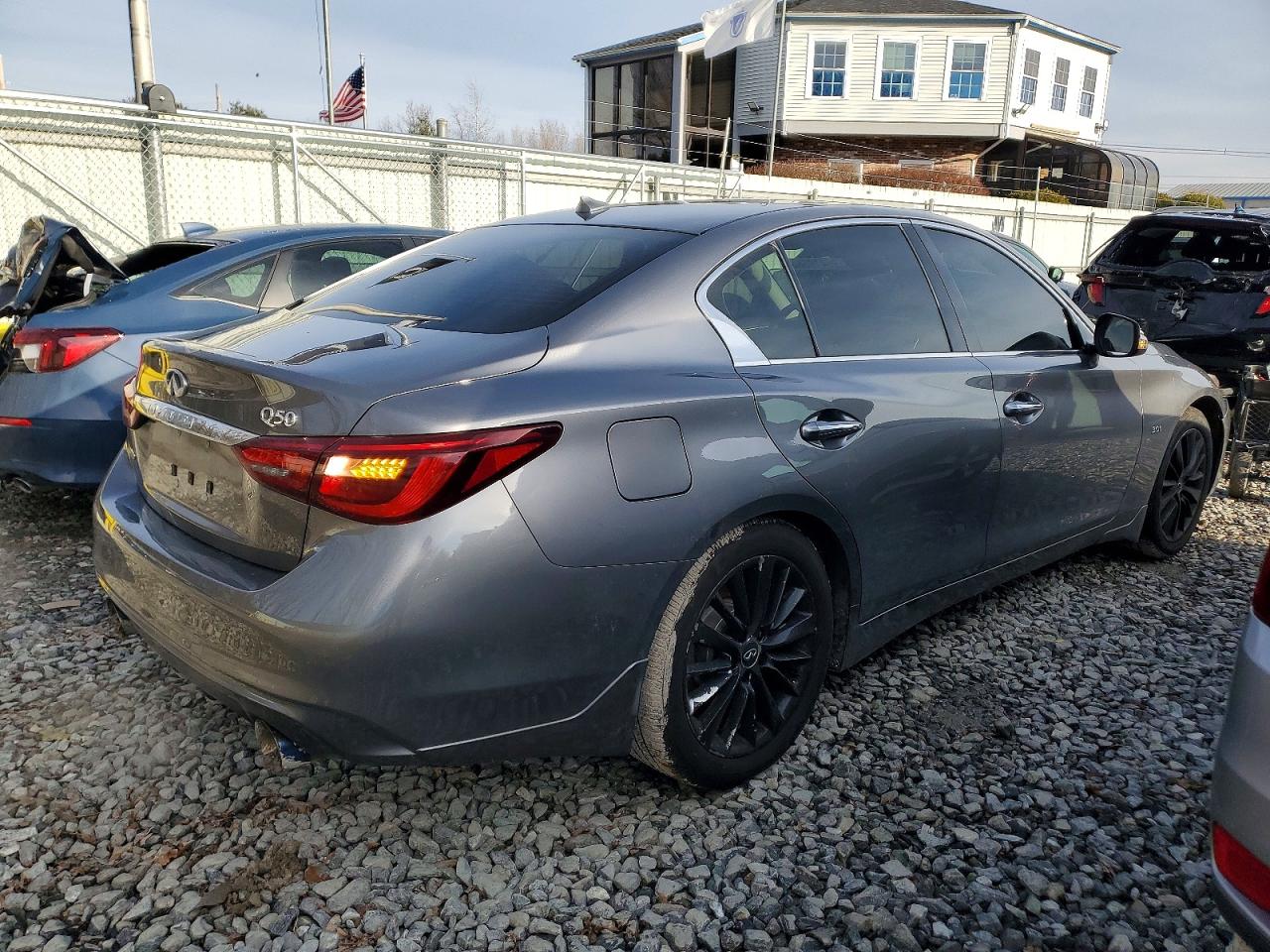 2018 INFINITI Q50 LUXE photo 3