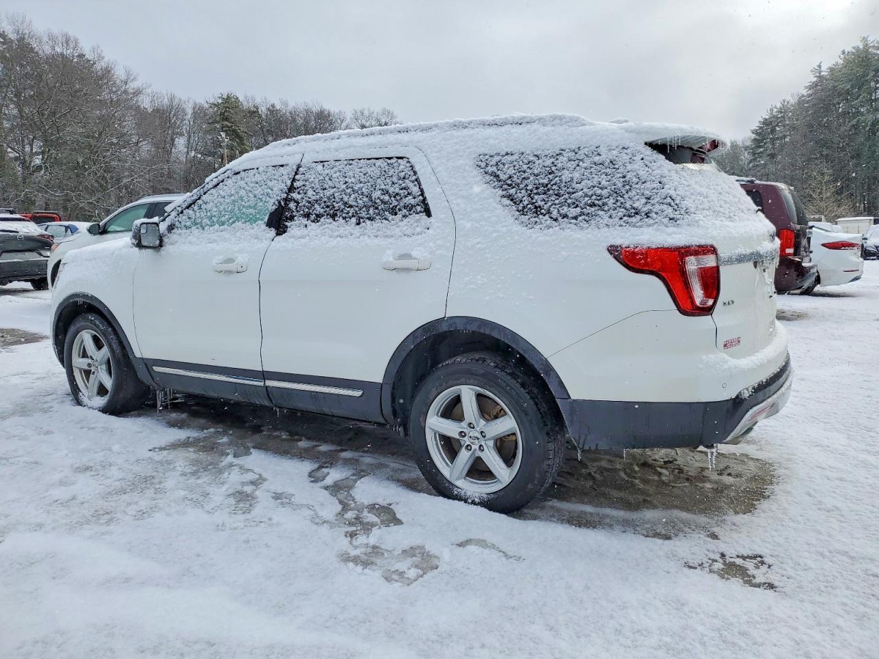 2017 FORD EXPLORER XLT photo 2