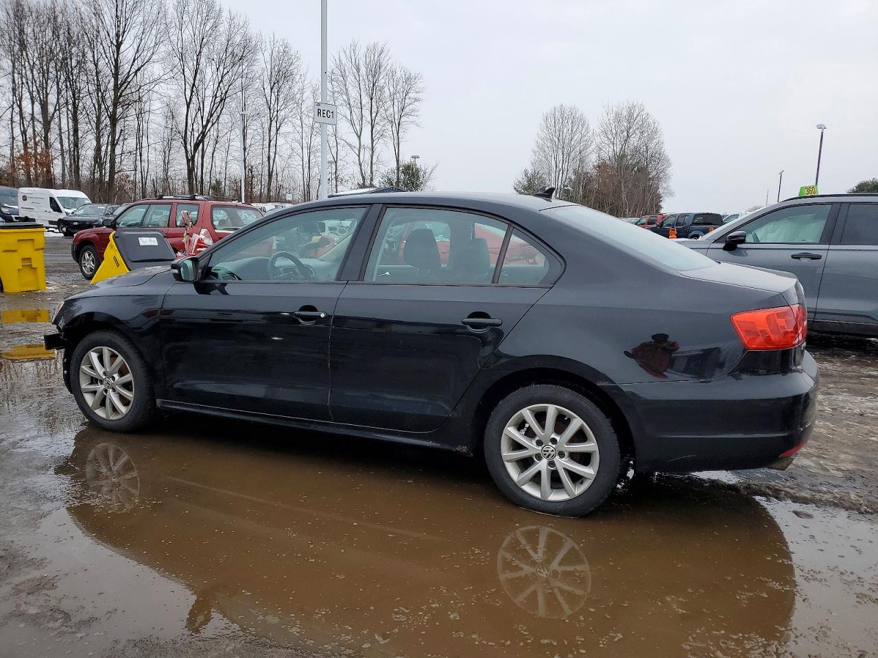 2011 VOLKSWAGEN JETTA SE photo 2