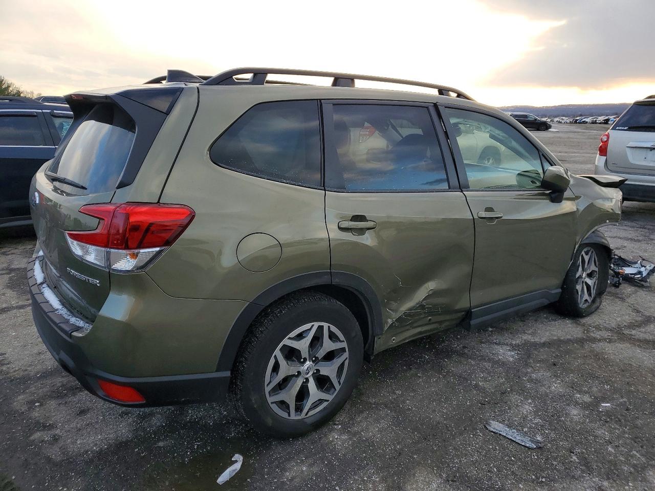 2024 SUBARU FORESTER PREMIUM photo 3