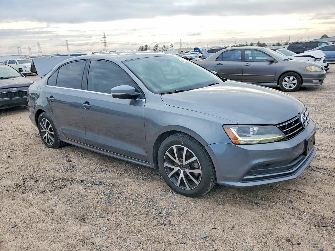 2018 VOLKSWAGEN JETTA SE photo 4