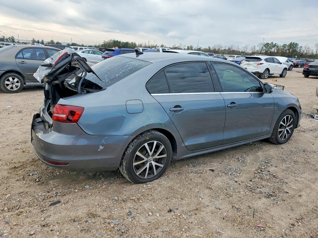 2018 VOLKSWAGEN JETTA SE photo 3