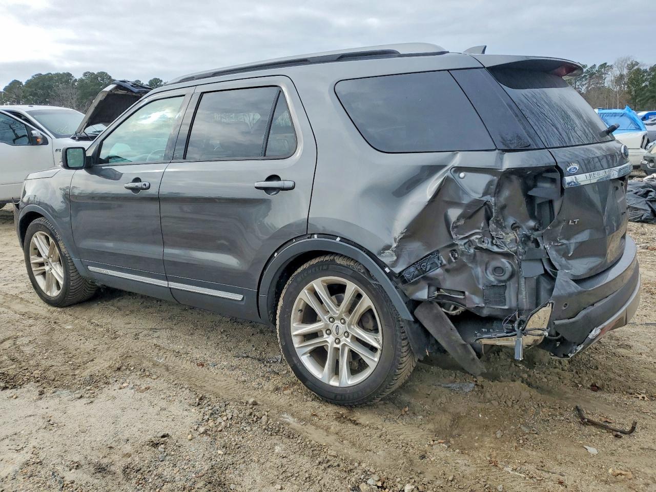 2017 FORD EXPLORER XLT photo 2