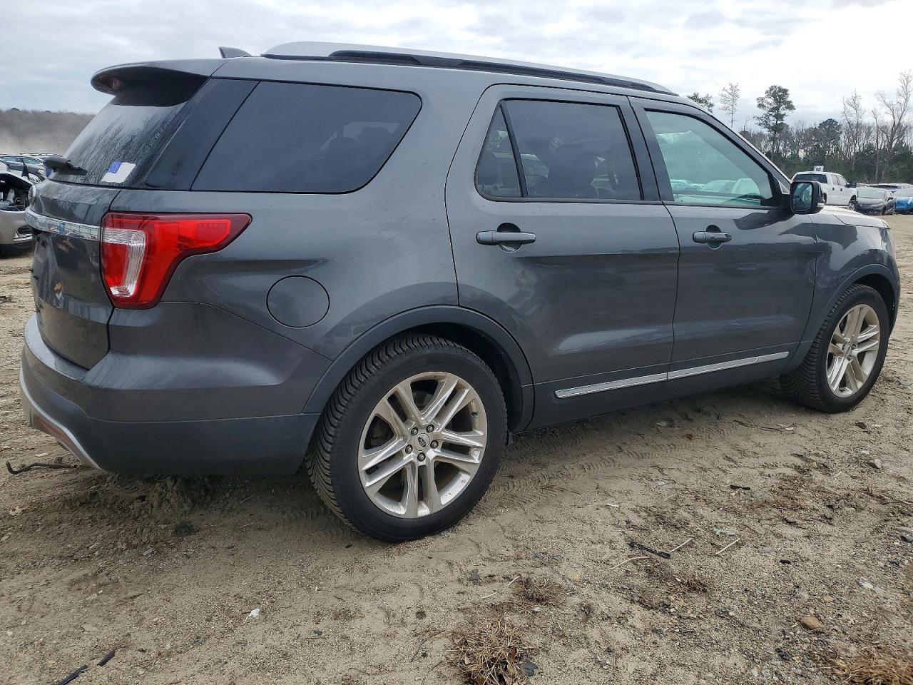 2017 FORD EXPLORER XLT photo 3