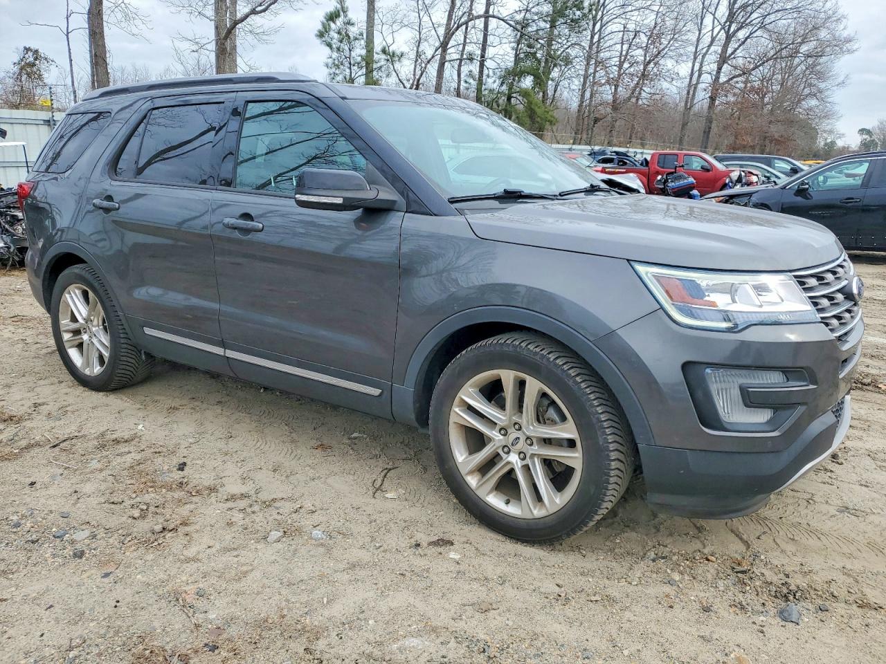 2017 FORD EXPLORER XLT photo 4