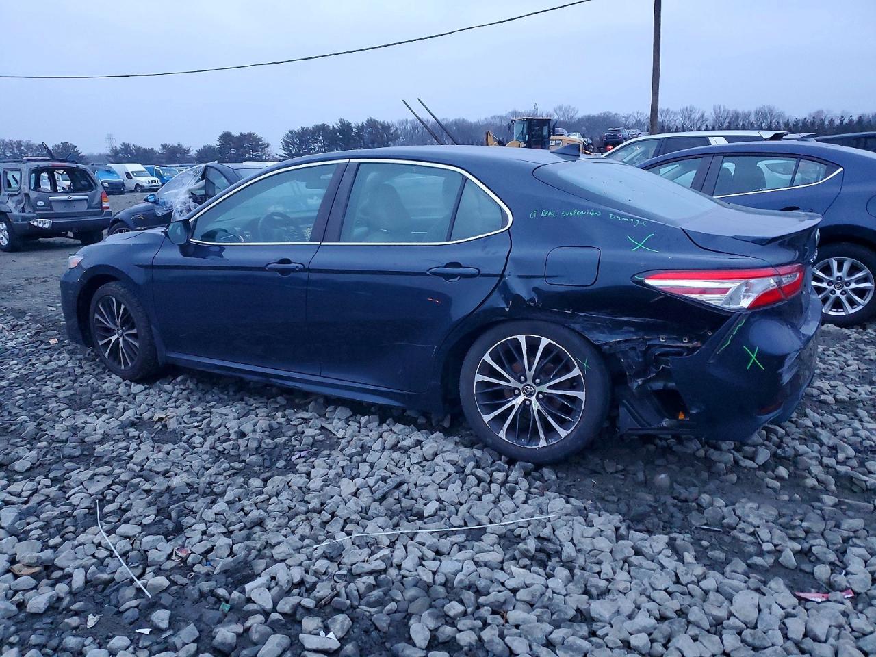 2020 TOYOTA CAMRY SE photo 3