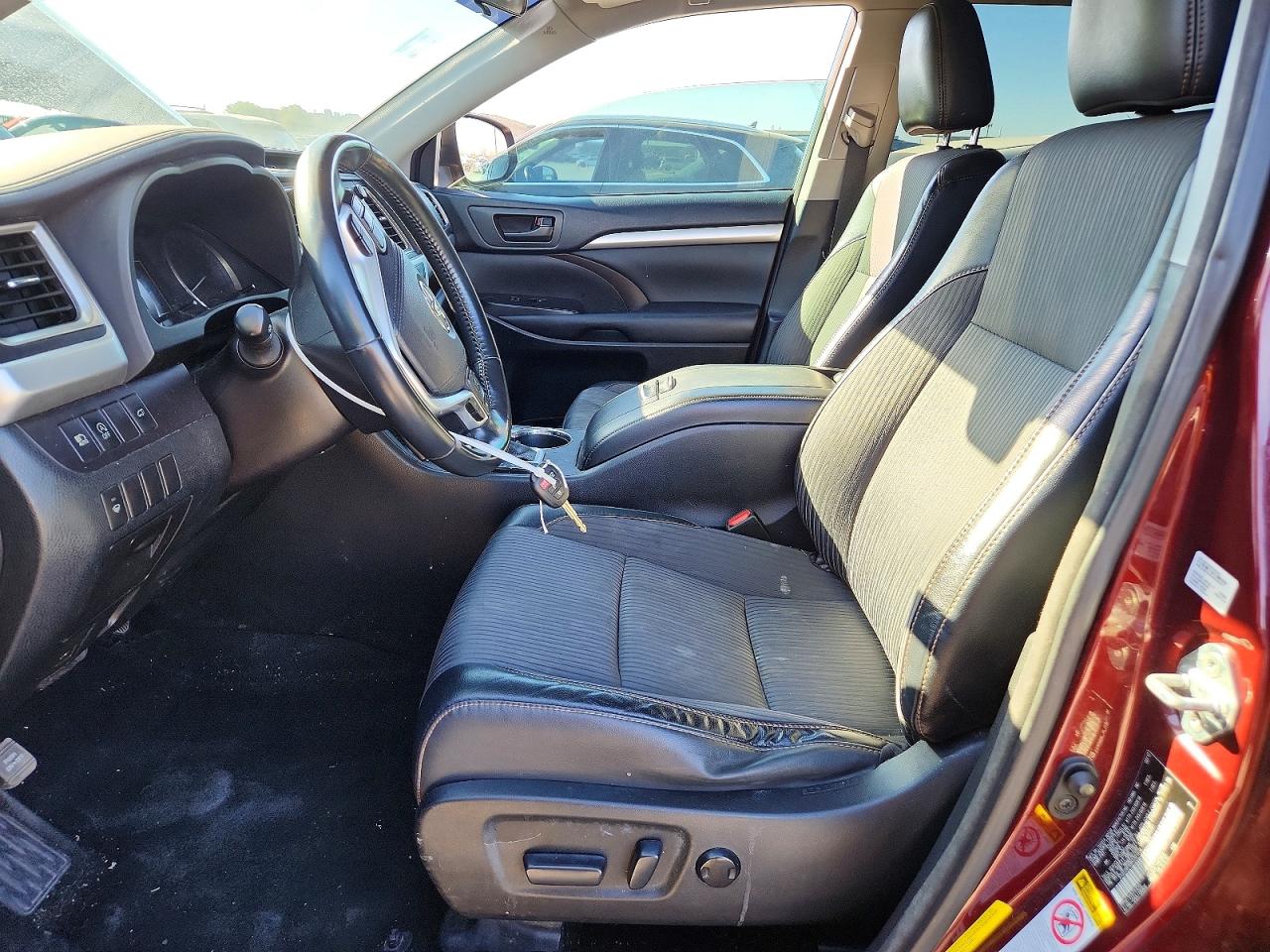 2017 TOYOTA HIGHLANDER LE photo 19