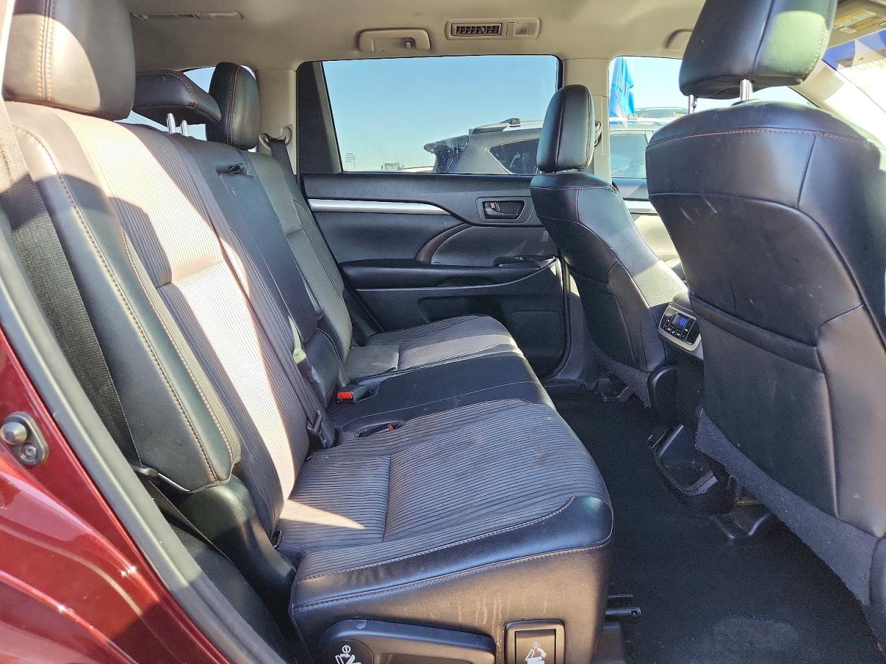 2017 TOYOTA HIGHLANDER LE photo 31