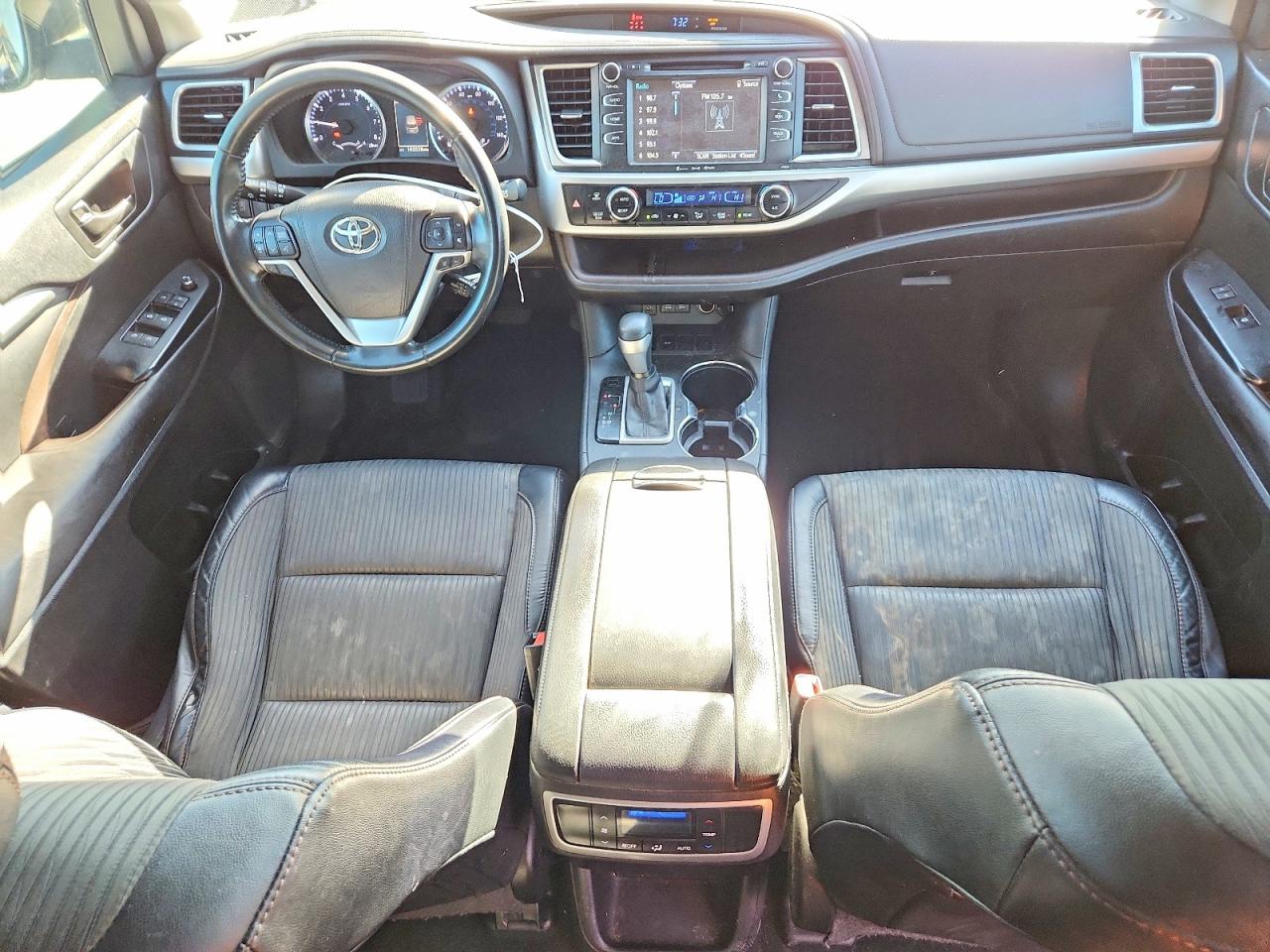 2017 TOYOTA HIGHLANDER LE photo 22