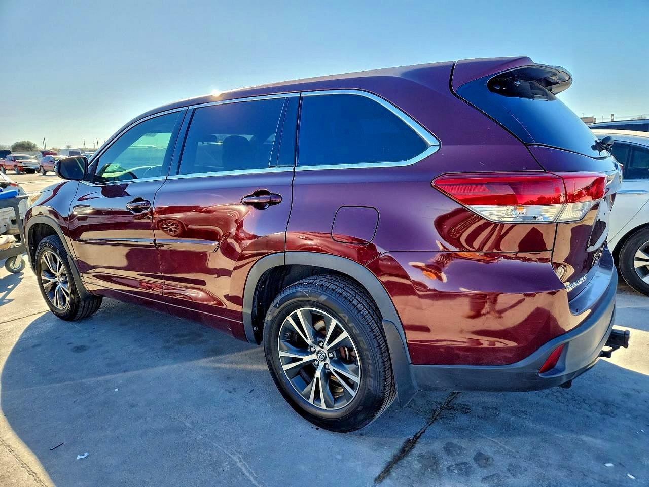 2017 TOYOTA HIGHLANDER LE photo 4