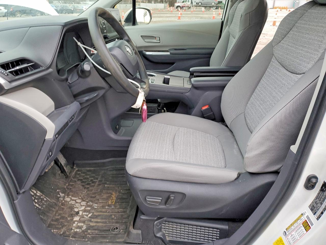 2022 TOYOTA SIENNA LE photo 7