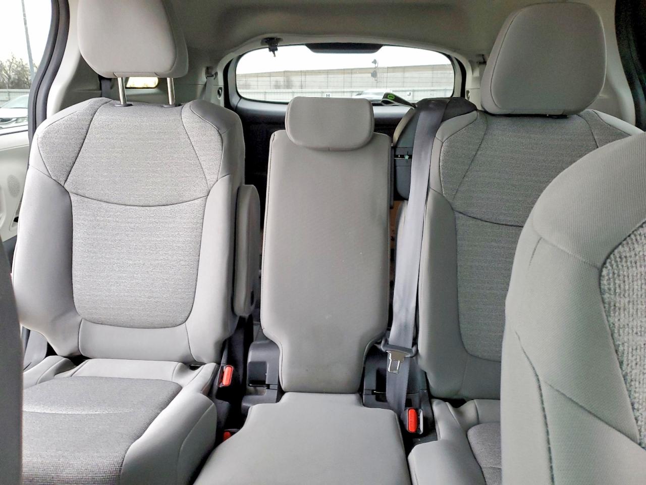 2022 TOYOTA SIENNA LE photo 10