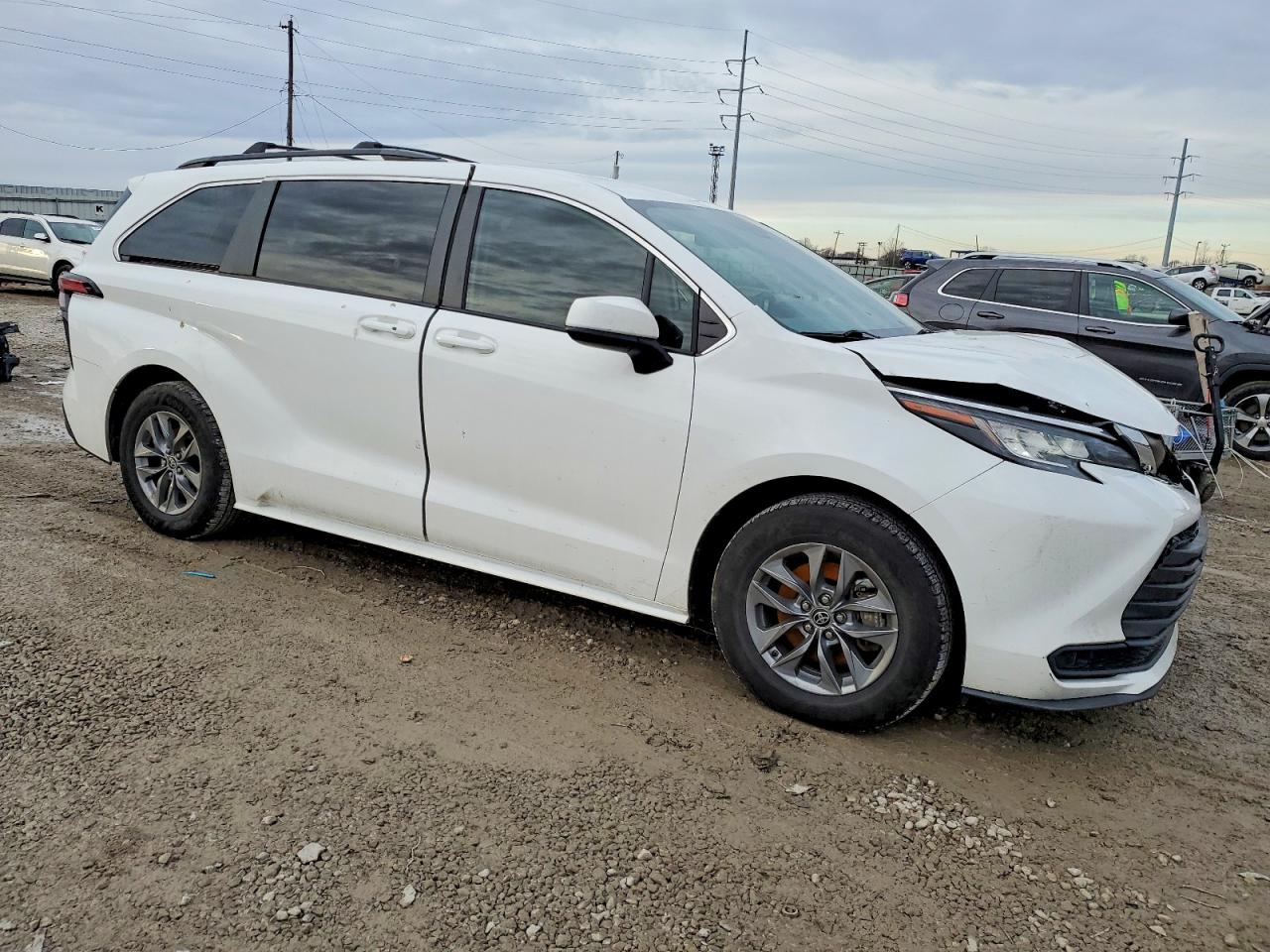 2022 TOYOTA SIENNA LE photo 4