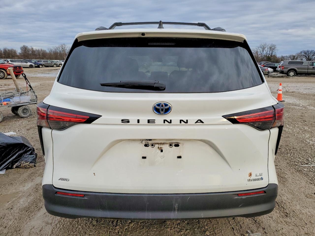 2022 TOYOTA SIENNA LE photo 6