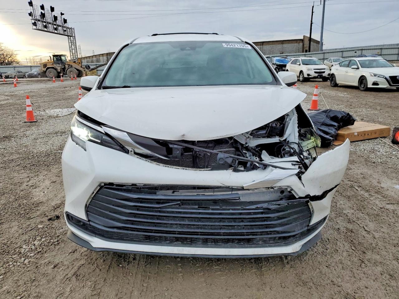 2022 TOYOTA SIENNA LE photo 5