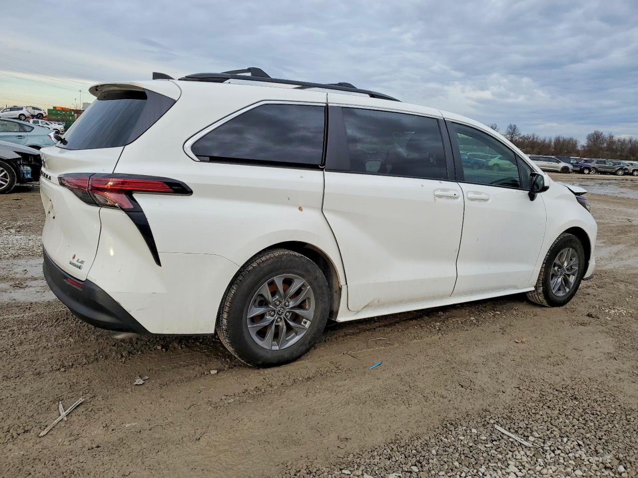 2022 TOYOTA SIENNA LE photo 3