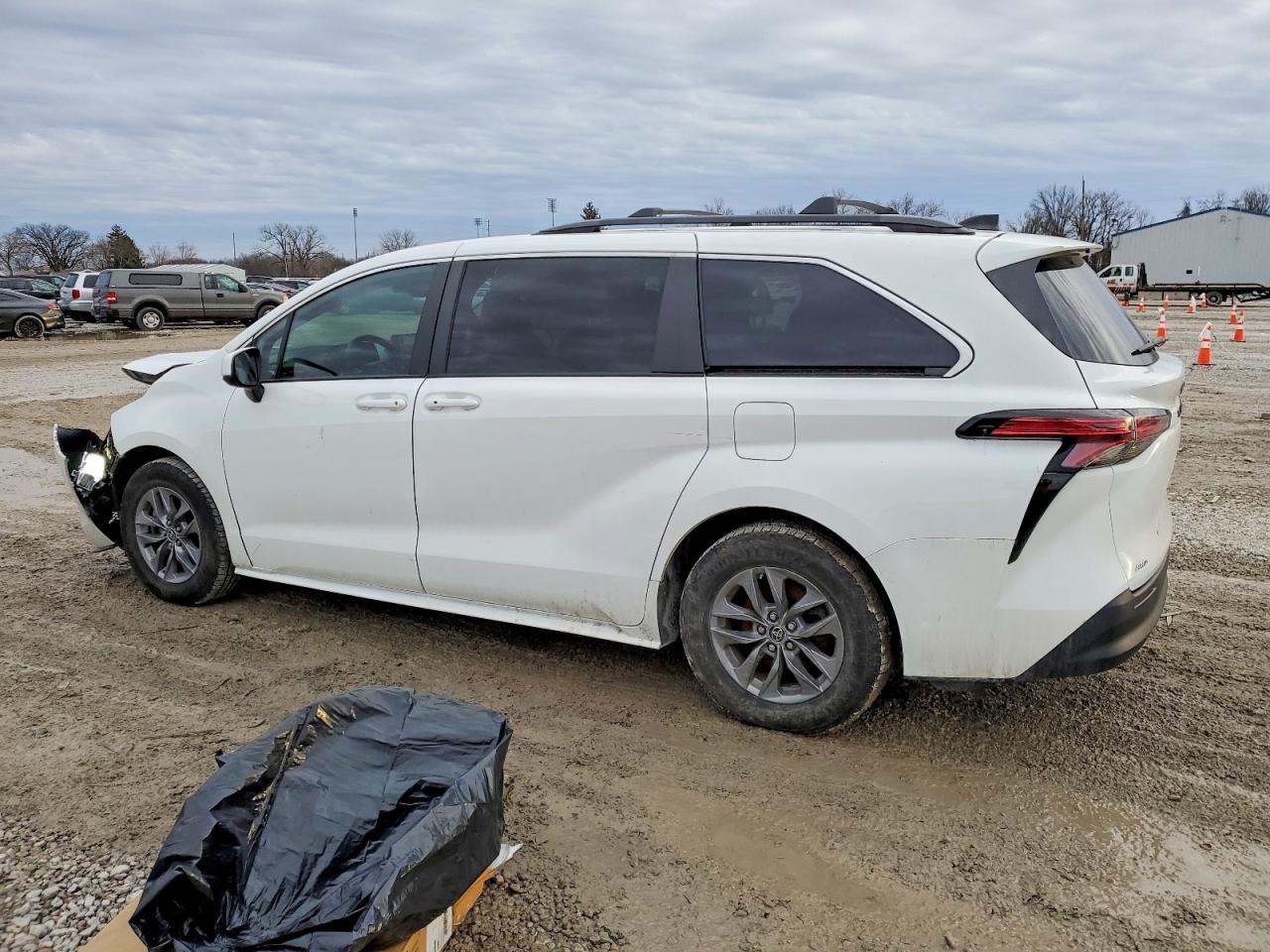 2022 TOYOTA SIENNA LE photo 2