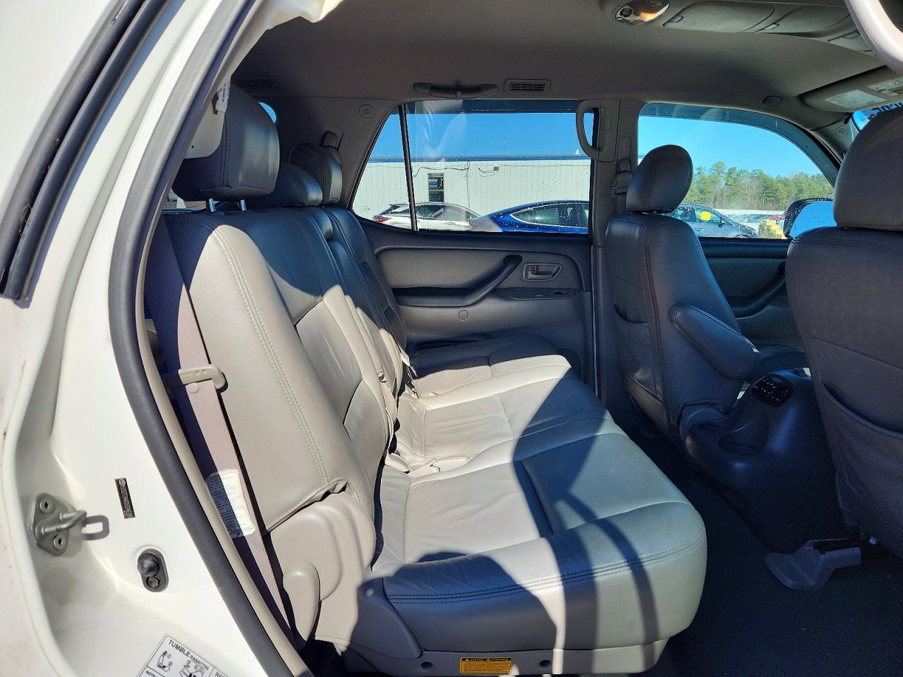 2005 TOYOTA SEQUOIA SR5 photo 28